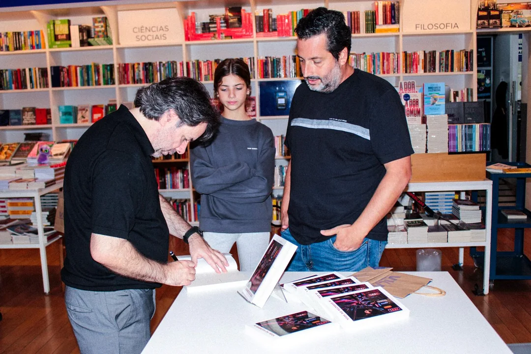 Lançamento de A Garota de Seul na Livraria da Vila — foto 35 Lançamento de A Garota de Seul na Livraria da Vila — foto 35